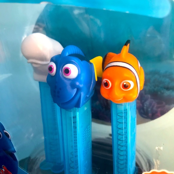 Collectors PEZ 🐡🐠🐟 finding dory set real fishbowl - Picture 2 of 3